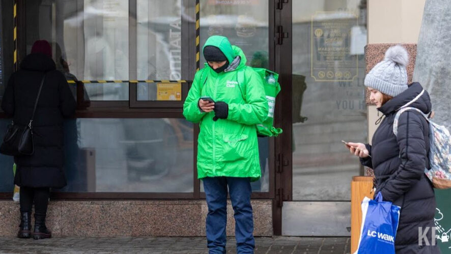 Заметно больше стали получать также сборщики заказов.
