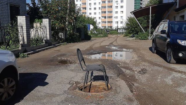 Старая мебель служит своего рода предупреждающим знаком.