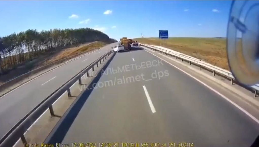 Водитель грузового транспорта подрезал легковушку.