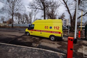В столице Татарстана мужчина с баллончиком в руках напал на водителя скорой помощи. Видео опубликовали пользователи в соцсетях.