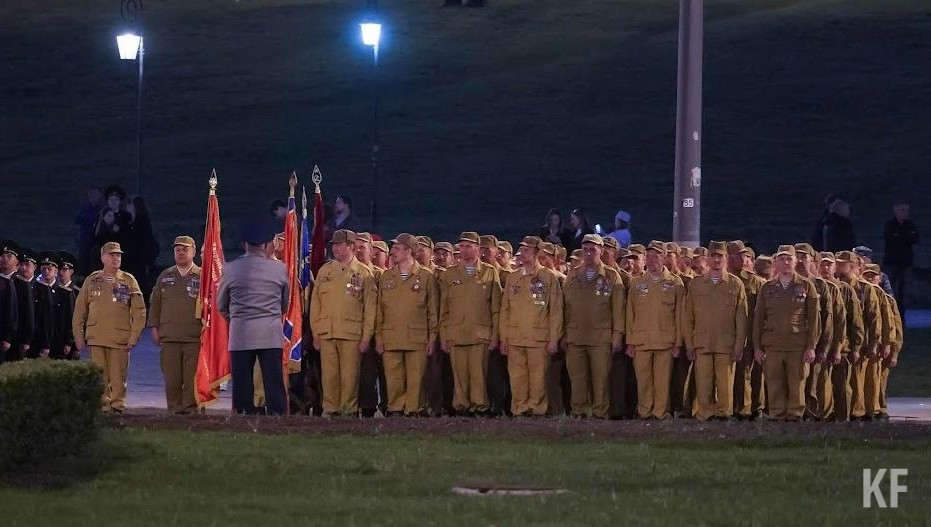 У ворот военного комиссариата собрались десятки людей.