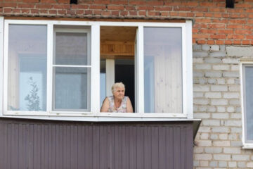 К пожилой женщине заявились сотрудники фирмы по ремонту пластиковых окон