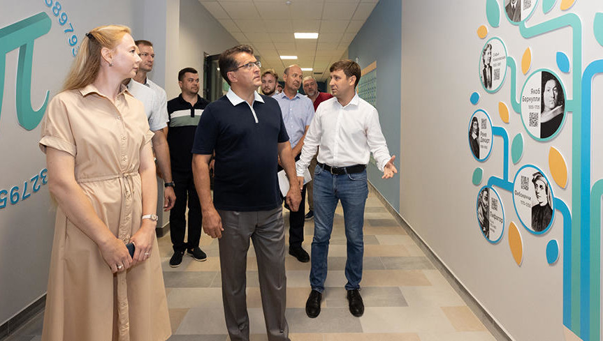 В здании есть собственный коворкинг и актовый зал с балконом.