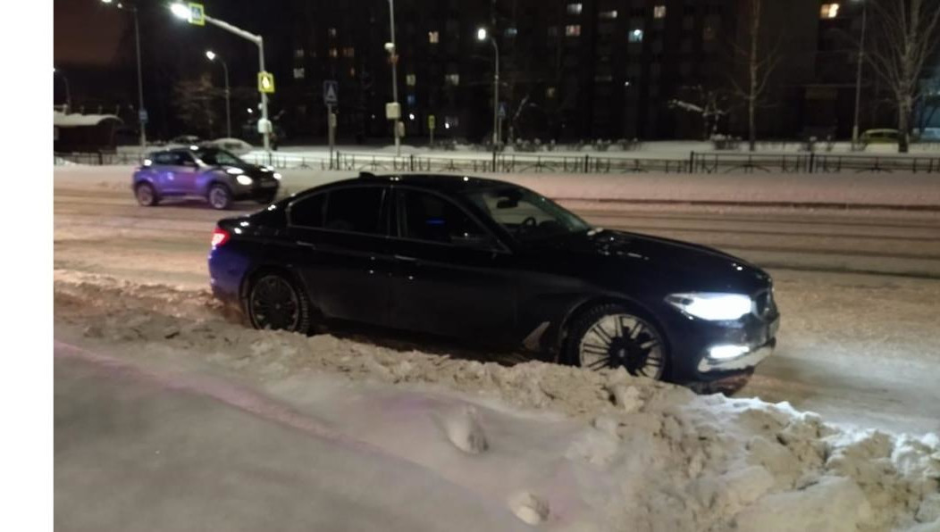 Мужчина шел по пешеходному переходу.