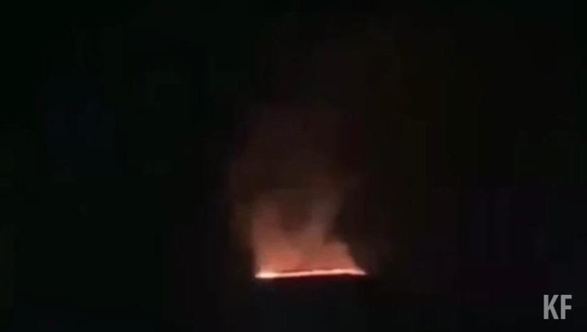 Очевидцы сняли пожар на видео.