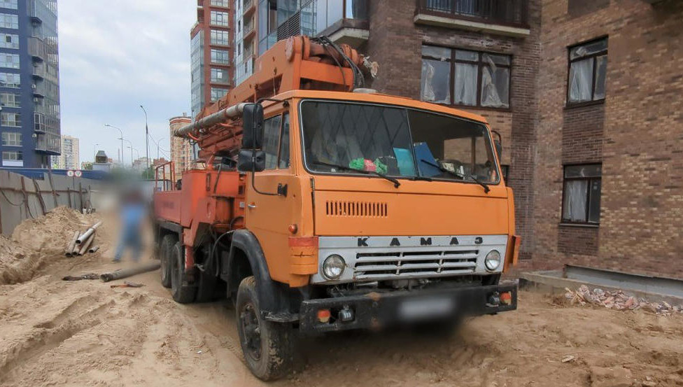 Мужчина упал с бетономешалки и ударился головой.