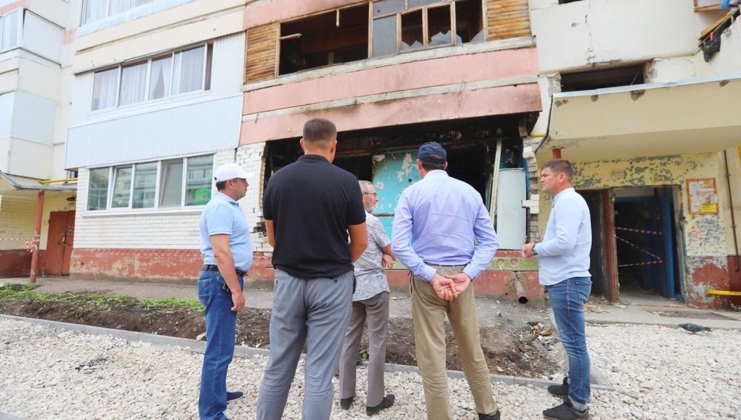 Жильцы соседнего подъезда вернулись в свои квартиры.