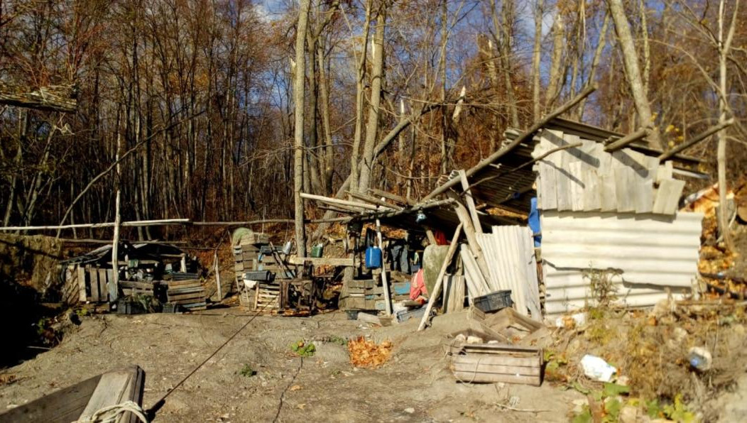 Сооружения используются как базу для хранения незаконных орудий лова и причаливания лодок.