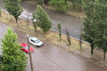 Жители столицы Татарстана делятся кадрами потопа в соцсетях.