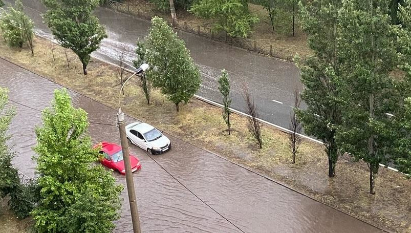 Жители столицы Татарстана делятся кадрами потопа в соцсетях.