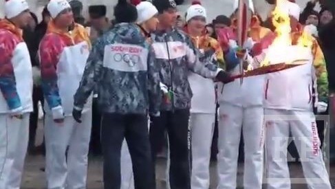 В Самаре во время эстафеты Олимпийского огня сгорел факел. Его пытались потушить