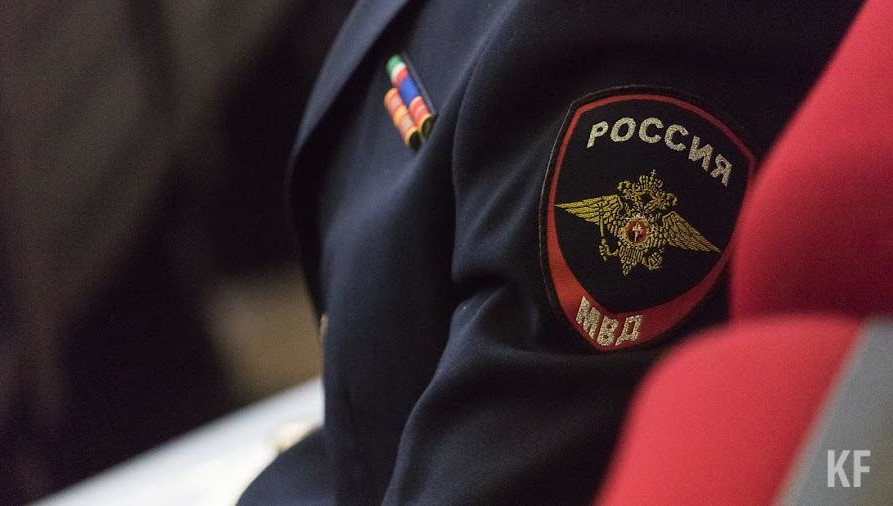 Он контролировал ее действия и требовал передачи денег.