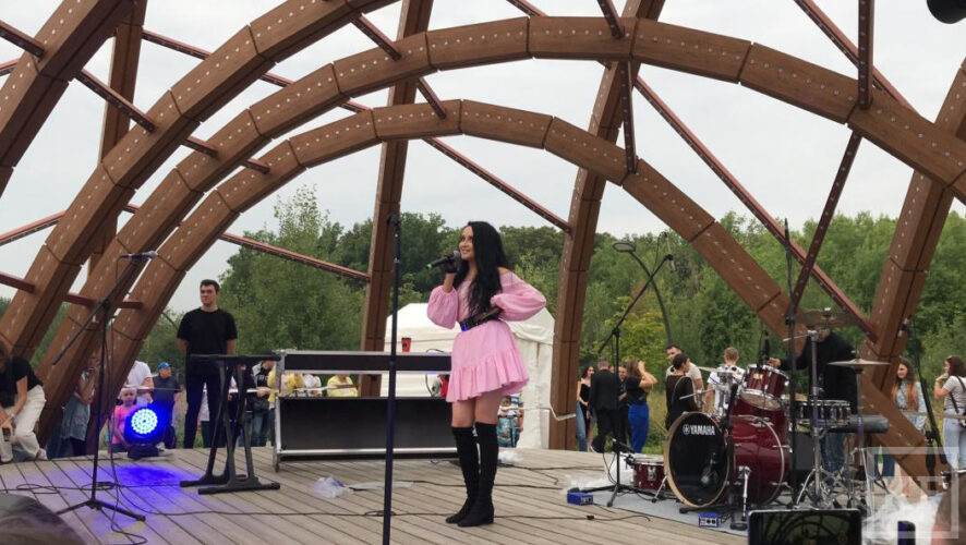 Певица перепела татарскую народную песню «Аерылмагыз».