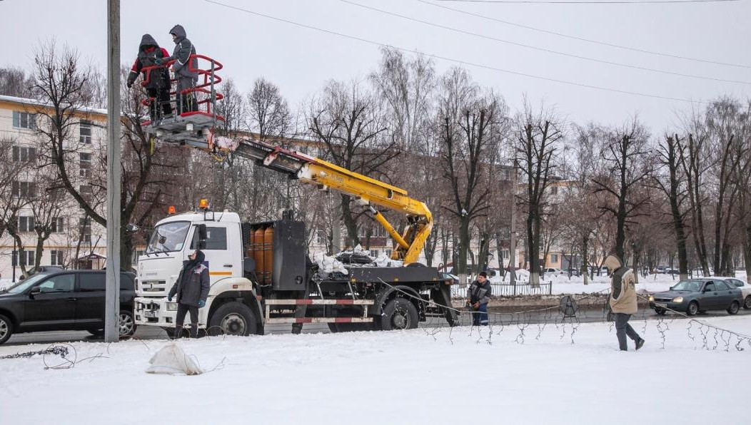 Улицы украшают гирляндами
