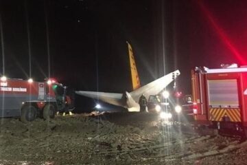 Пассажирский Boeing 737-800 после приземления в аэропорту Трабзона на севере Турции выехал за пределы взлетно-посадочной полосы и застрял на краю обрыва