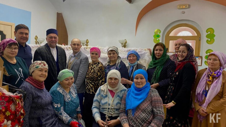 В мечети Аль-Марджани волонтеры плетут маскировочные сети для бойцов и формируют гуманитарные грузы. Журналист KazanFirst пообщалась с неравнодушными горожанами.