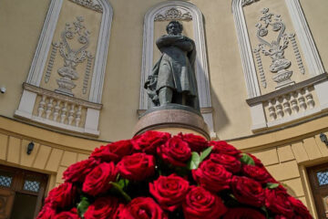 Сооружение поставили в честь 190-летия со дня пребывания поэта в столице Татарстана.