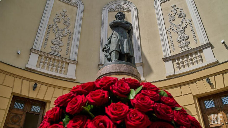 Сооружение поставили в честь 190-летия со дня пребывания поэта в столице Татарстана.