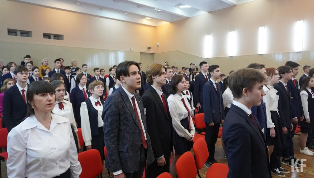 Речь идет об обязанности учеников участвовать в общественно-полезном труде для школы.