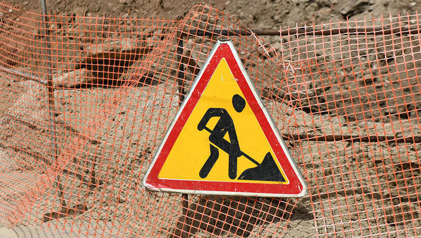 Около дома №98 прокладывают сети водоснабжения для объекта здравоохранения.