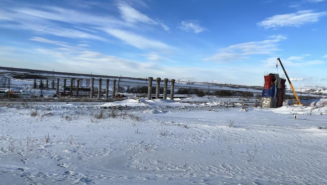 Рабочие уже обустроили промежуточные опоры.
