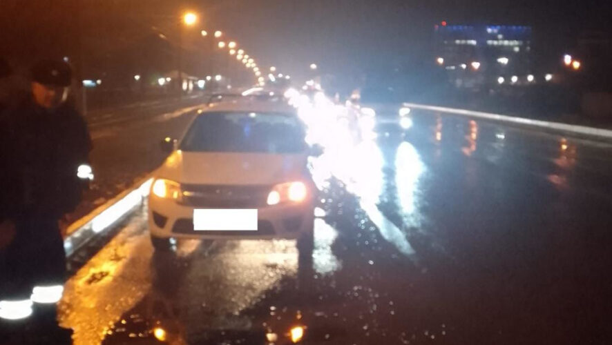 Пешеход пытался перейти дорогу в неположенном месте.