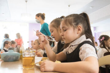 В столице Татарстана более 70% школьных столовых начали работать в новом формате. Существенные улучшения не отразятся на цене обедов. А вот тема доступности школ для учеников остается неразрешенной.