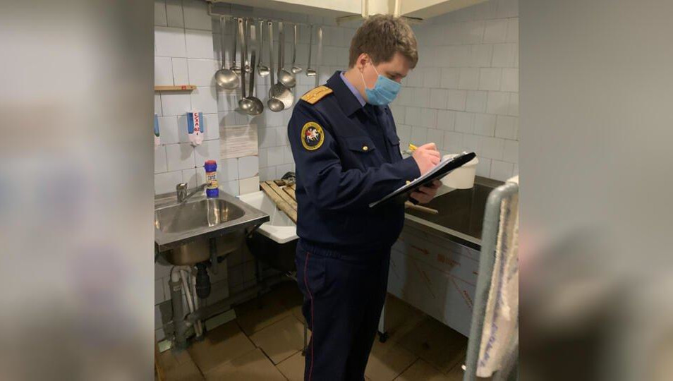 Одного ребенка госпитализировали.