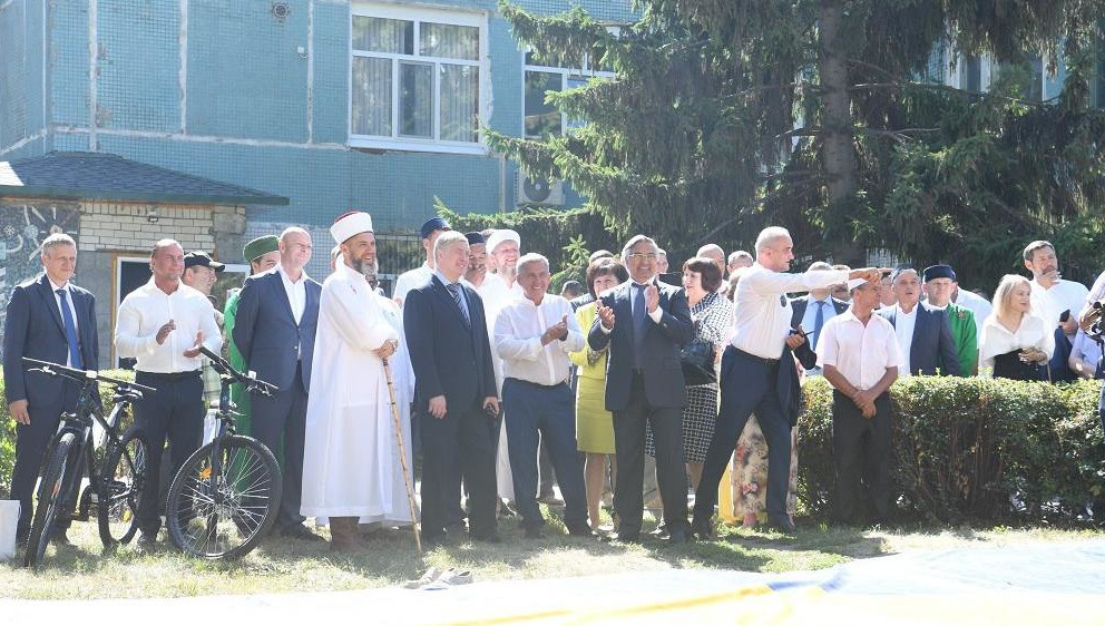 Он осмотрел татарское подворье и ознакомился с деятельностью областной татарской национально-культурной автономии.