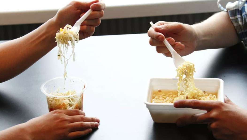 Жители страны начали активнее скупать лапшу быстрого приготовления.