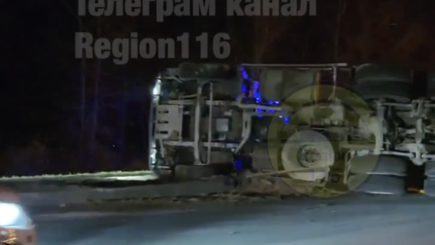 На месте работают экстренные службы.