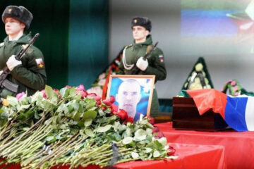 Во время прощание семье воина передали орден генерала Шаймуратова.