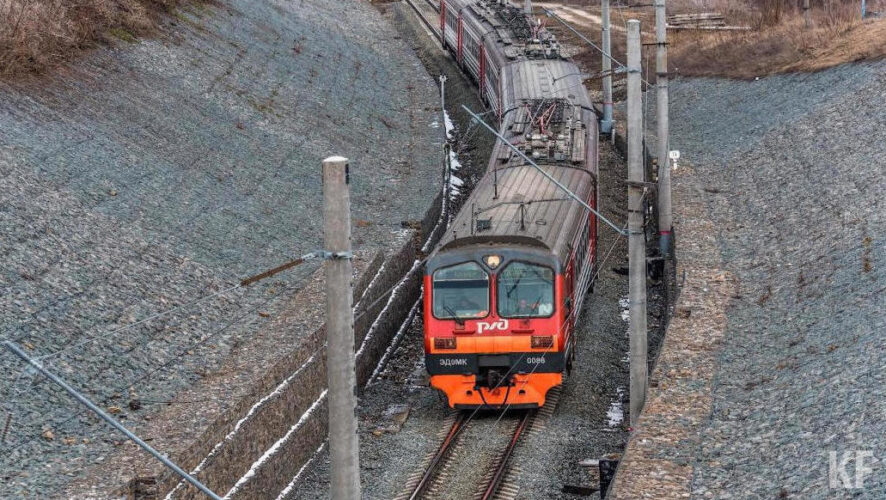 Поезд сообщением Кизнер &ndash; Казань до станции Вятские Поляны следует действующим расписанием.