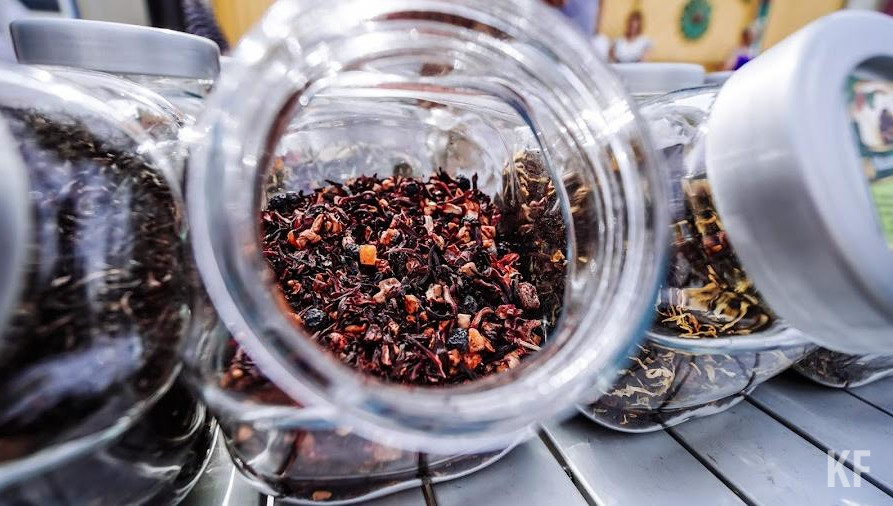 В основном они идут через порты в Грузии.