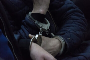 Продавцу мужчина угрожал пневматическим пистолетом.