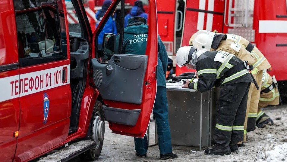 При маневре одна из пожарных автоцистерн съехала с дороги на обочину и застряла одним колесом в снегу.