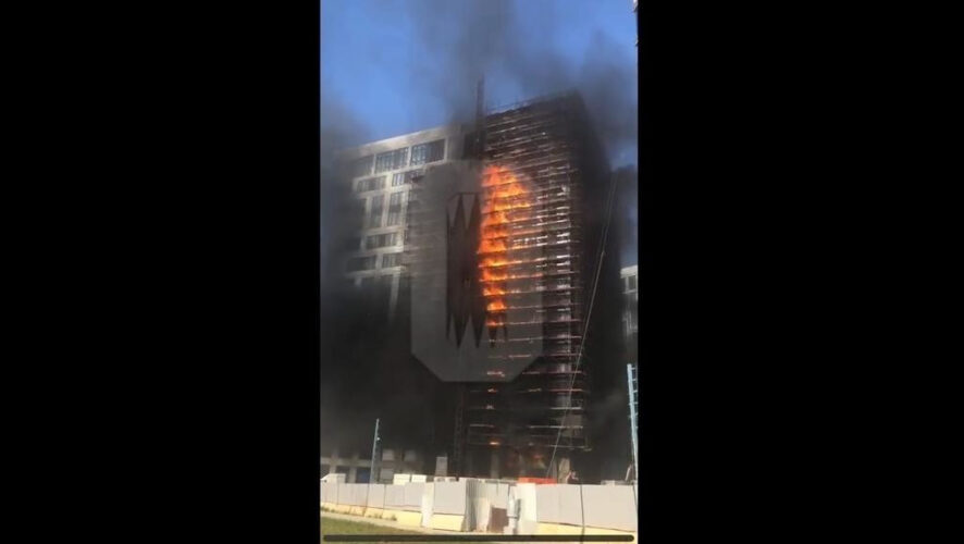 На место происшествия выехали экстренные службы.