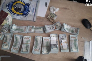Найденные деньги отдали местным полицейским.