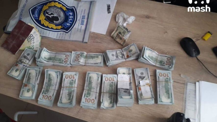 Найденные деньги отдали местным полицейским.