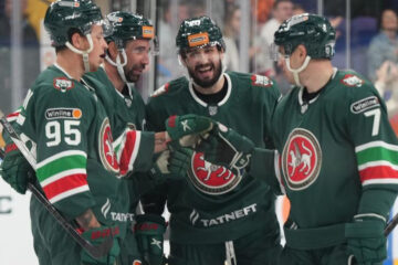 Команда Олега Знарка в первом матче перед родными болельщиками выиграла ярославский &laquo;Локомотив&raquo;.