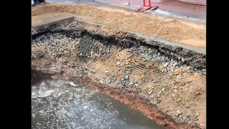 Разрушился верхний свод трубопровода 1980 года постройки.