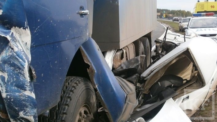 Накануне в 15.26 в Высокогорском районе Татарстана на 810-м километре трассы М-7 столкнулись грузовик и легковой автомобиль
