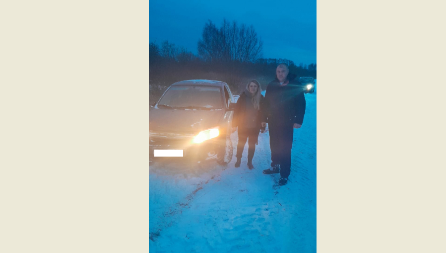 Машину девушки на заснеженной дороге занесло.