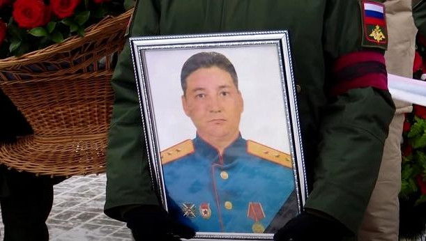 Василий Каплин погиб от выстрела снайпера при штурме опорного пункта противника в составе мотострелковой роты.