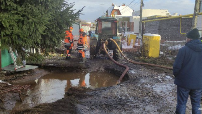 На месте работает техника и специалисты МУП &laquo;Водоканал&raquo;.