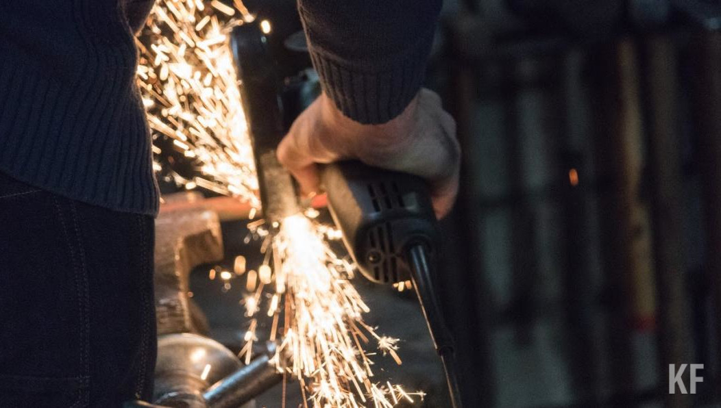 При этом у кандидата наличие опыта работы не менее трёх лет и квалификации не ниже V разряда.