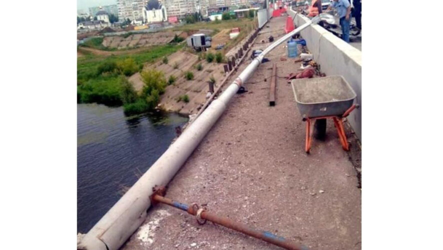 Во время реконструкции моста мужчины получили серьезные травмы.