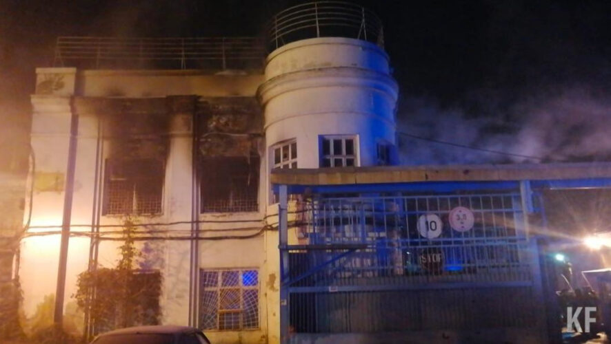 Возгорание произошло в неэксплуатируемом здании производства в Кировском районе города.