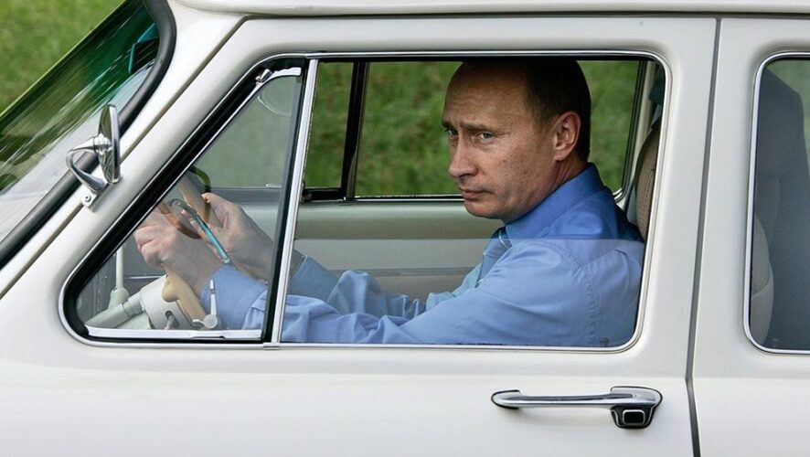 Самовыдвиженец Владимир Путин предпочитает отечественный автопром