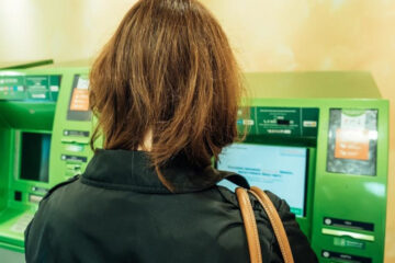 Женщина влезла в кредиты и осталась ни с чем.